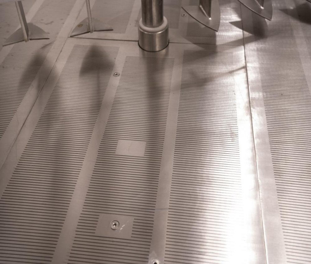 啤酒設(shè)備過濾罐內(nèi)的濾板被耕刀刮起是怎么回事？